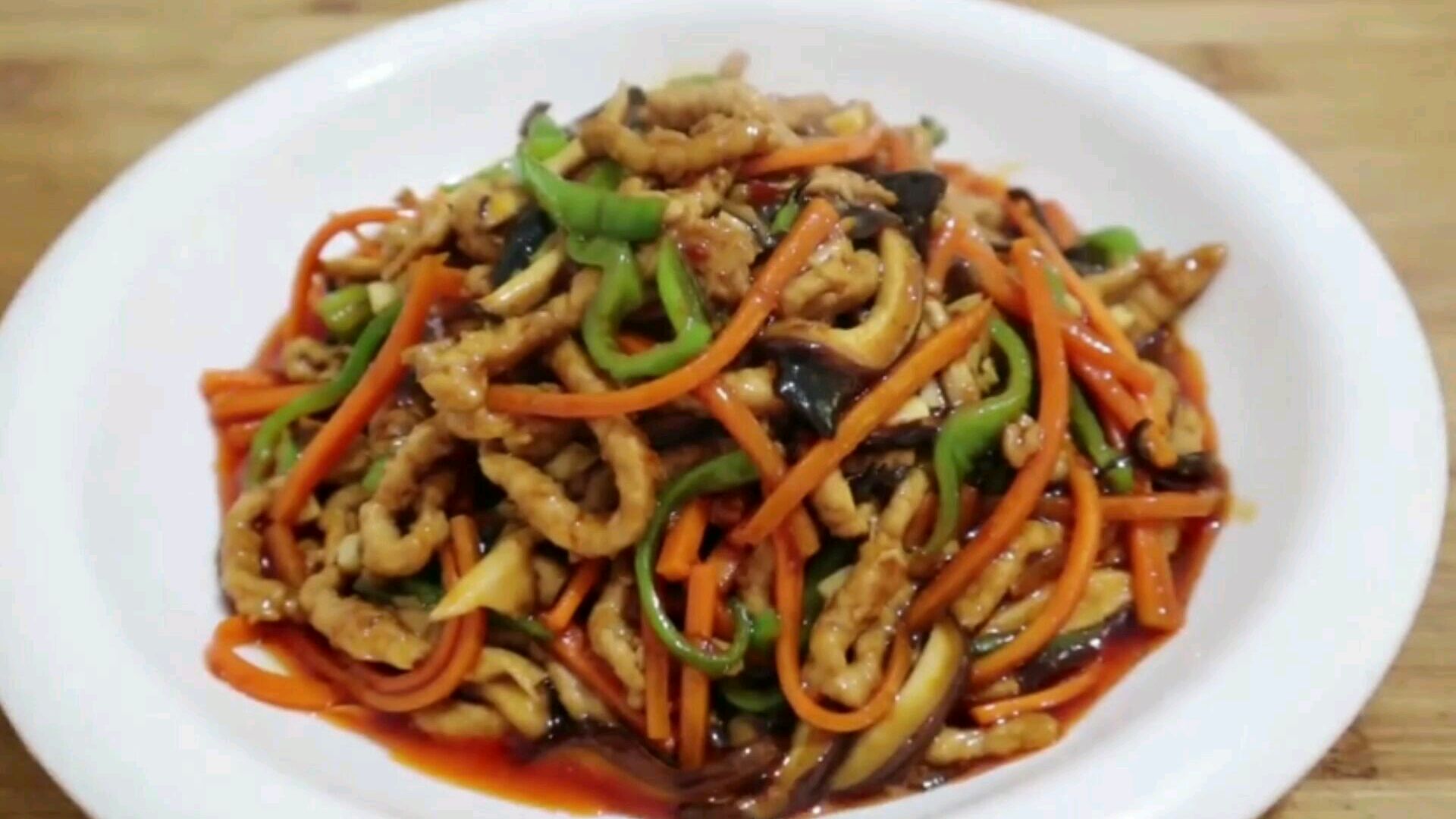 鱼香肉丝的家常做法,方法简单易学,色香味俱全,比饭店的还好吃