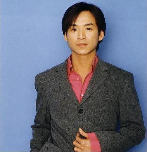 他是张柏芝初恋,酷似黄家驹,因古惑仔走红但遭排挤,今成诗人