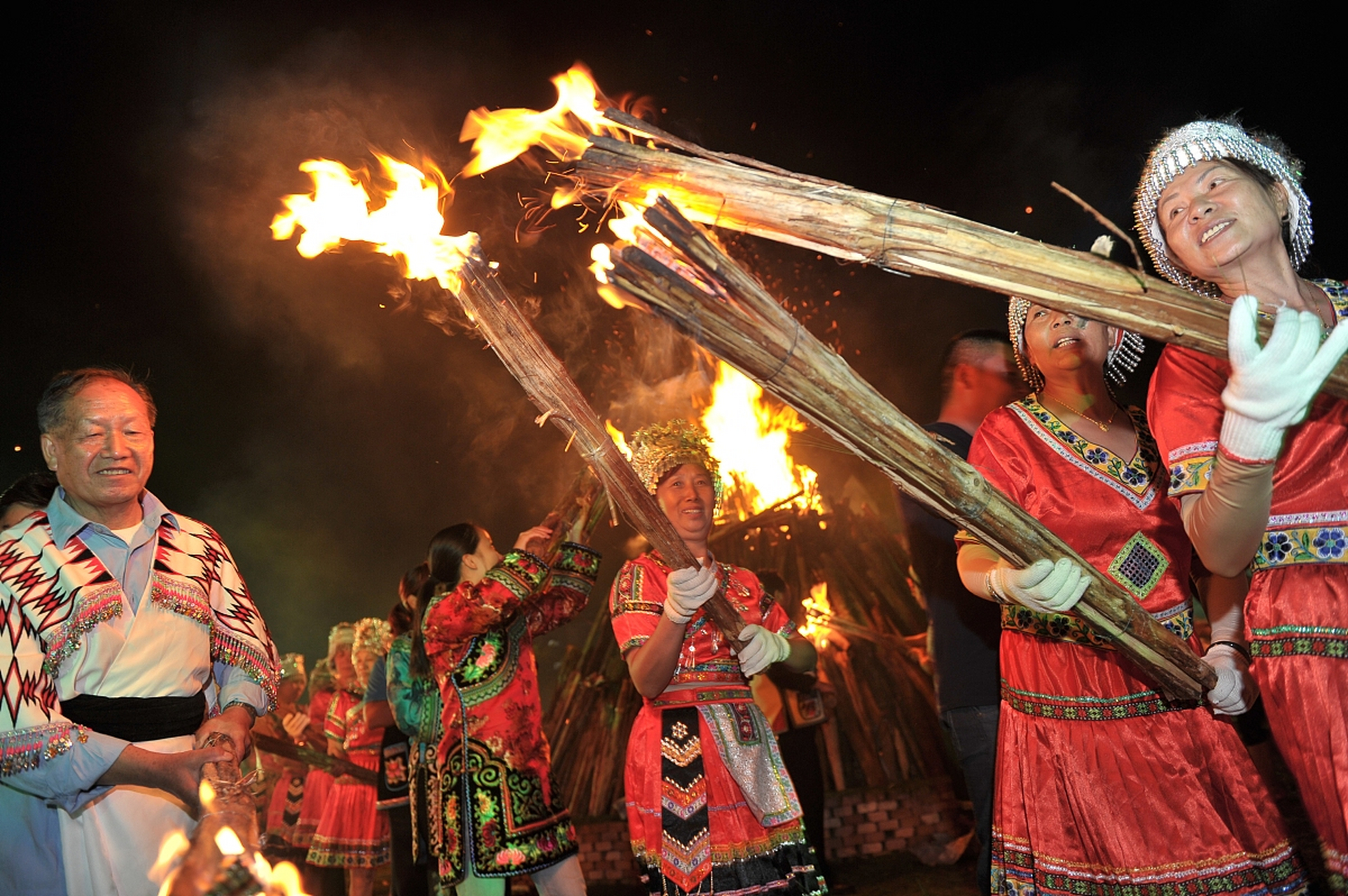 六月二十四日,纳西族火把节,这是大家去祭火路上