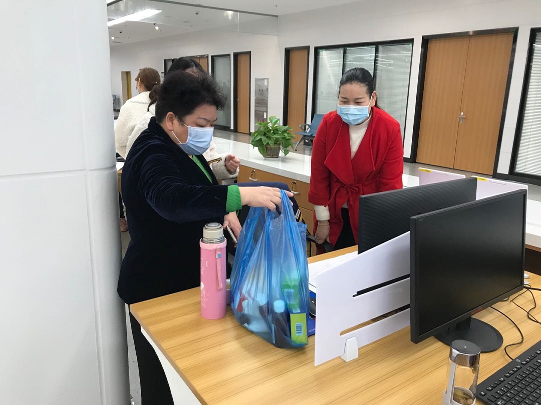 唐慧云走访城管系统政务服务窗口工作人员