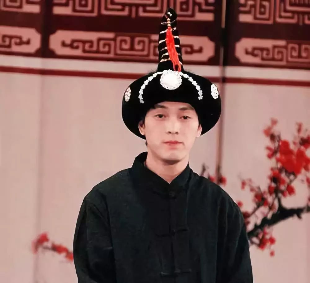 会唱流行歌 据了解,视频中的唱着京剧版《卡路里》的是京剧演员贾怀胤