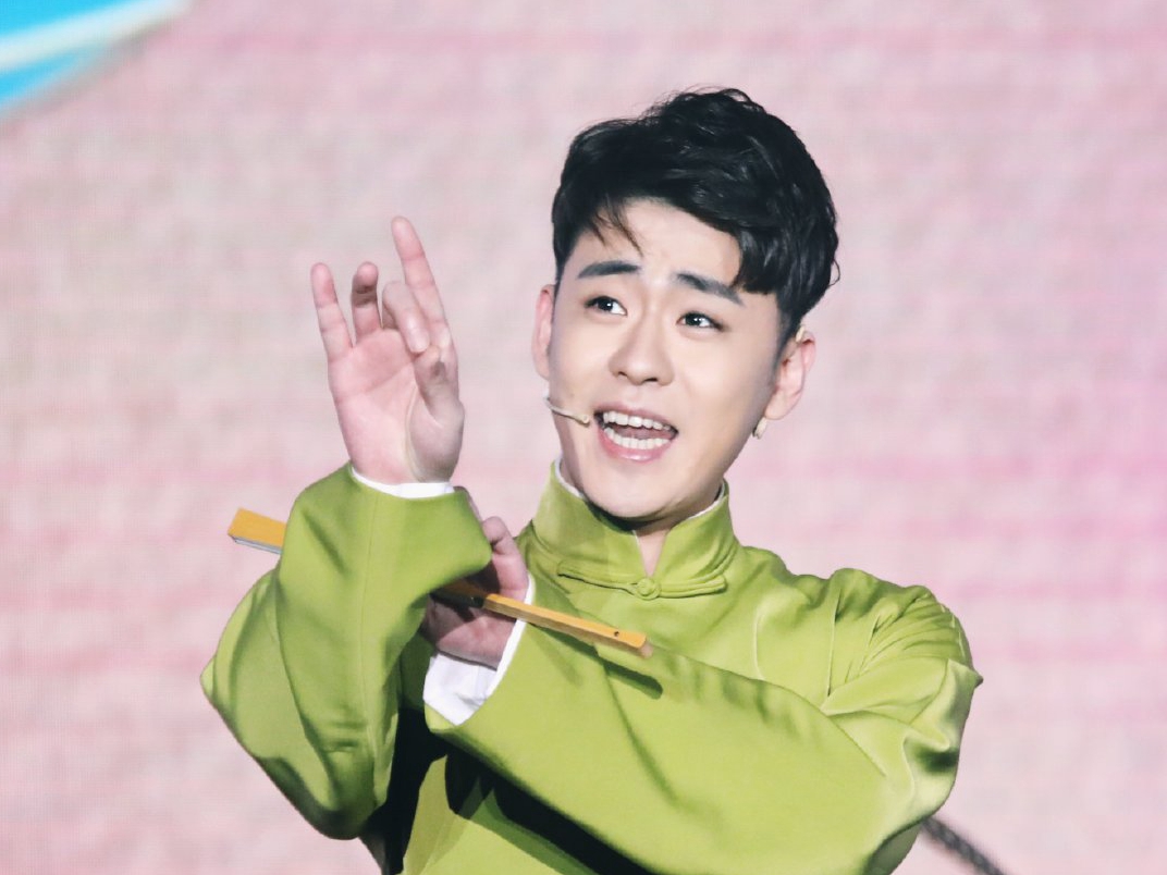 张云雷复出天津首开专场,辗转3城,不惧风波高烧仍拼命