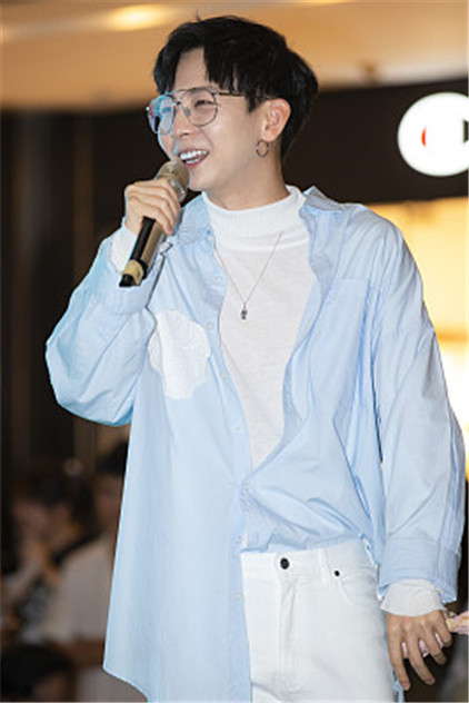 胡夏出席"地球守护者"活动 戴圆框眼镜显儒雅气质
