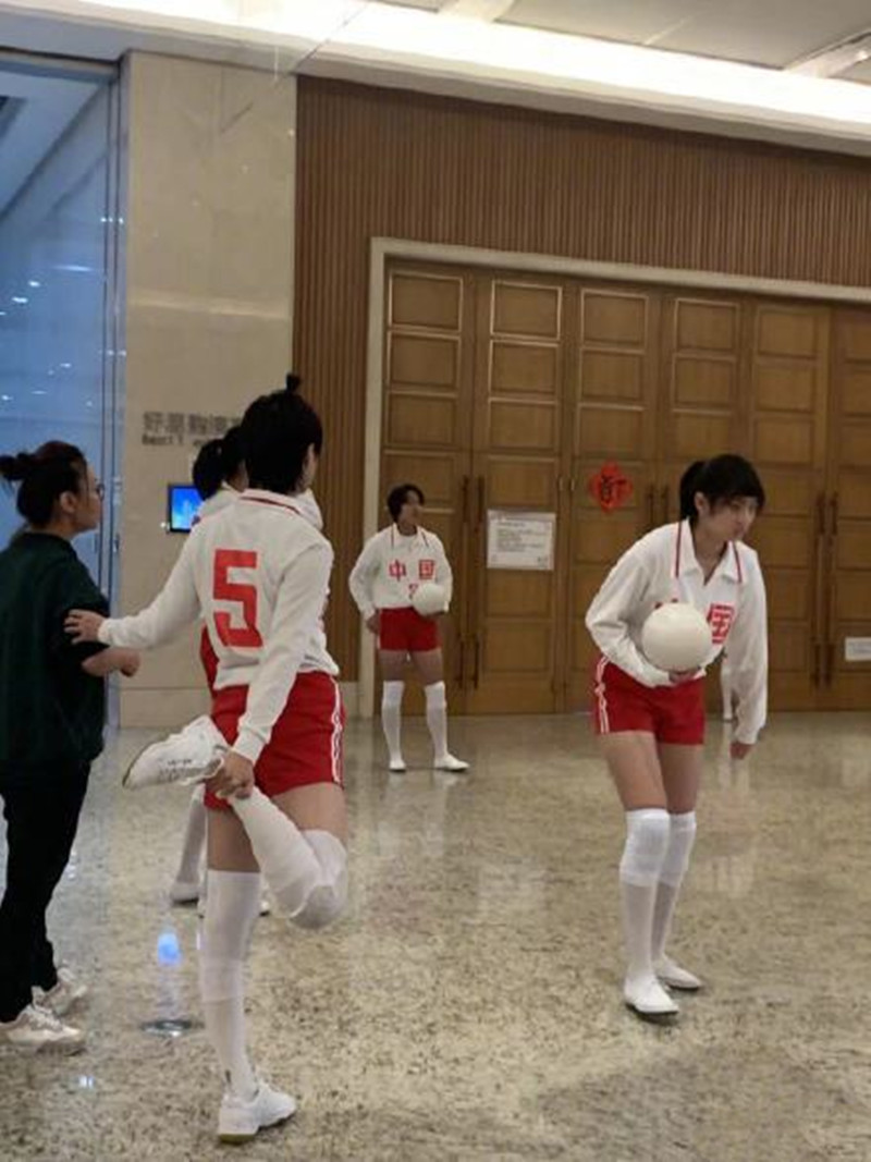 李宇春女排造型太可以了!白衣红裤配高筒袜,女排运动员无疑了!