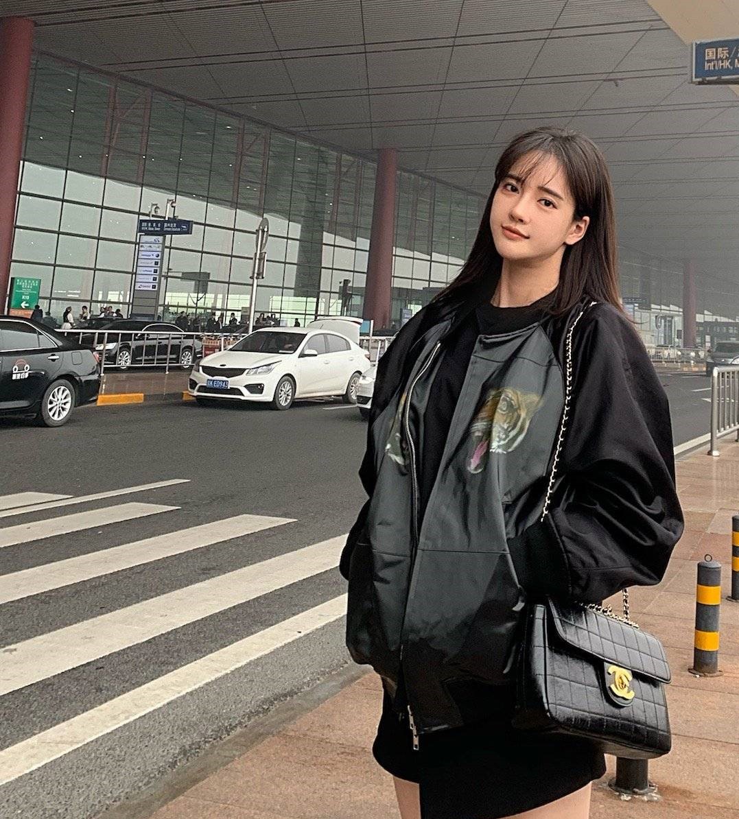 又来捞钱?韩国美女潘南奎酒吧献唱,网友手机暴露真实颜值