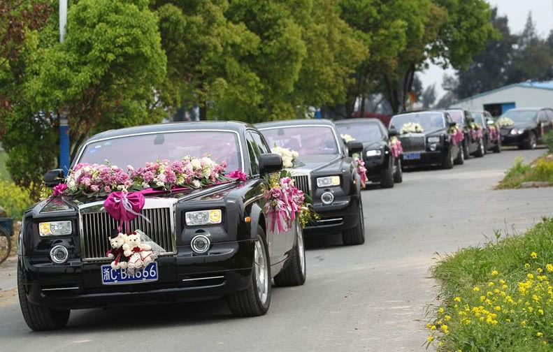 喜事车队遇到丧事车队,到底该谁让?村里老一辈的人告诉你真相!