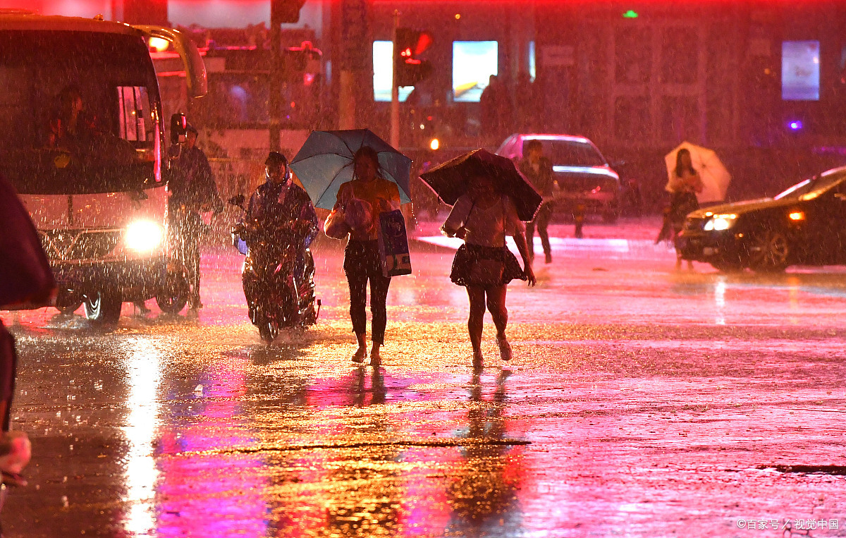 雨中的行人