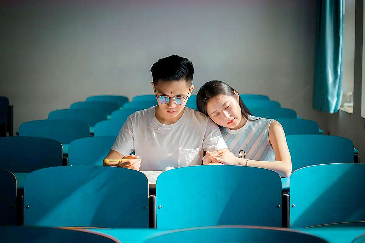 大学生情侣约定,一方考研失败就分手 网友:"学霸情侣套餐"