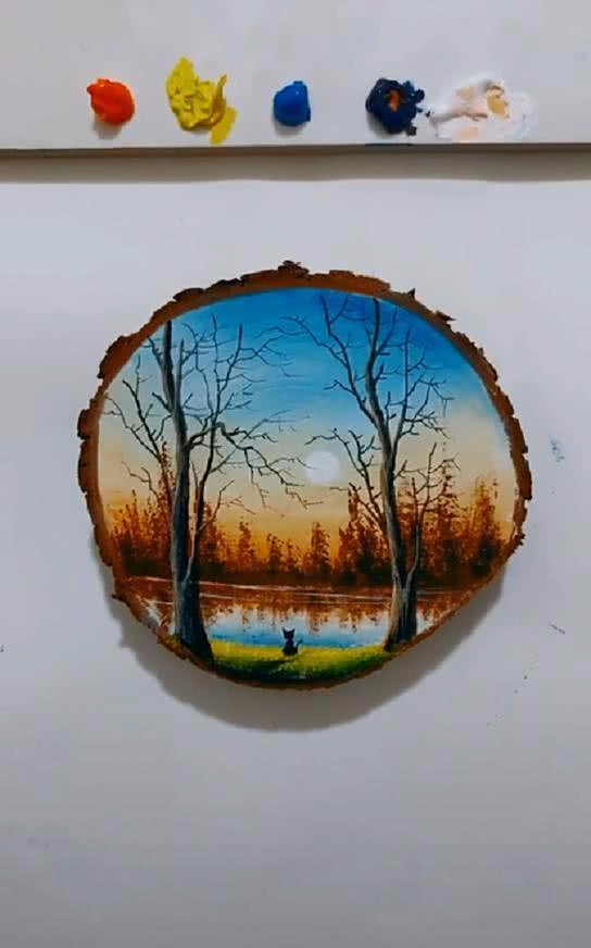 小哥在圆木片上画风景画,乍看很普通,画到最后美的让人移不开眼