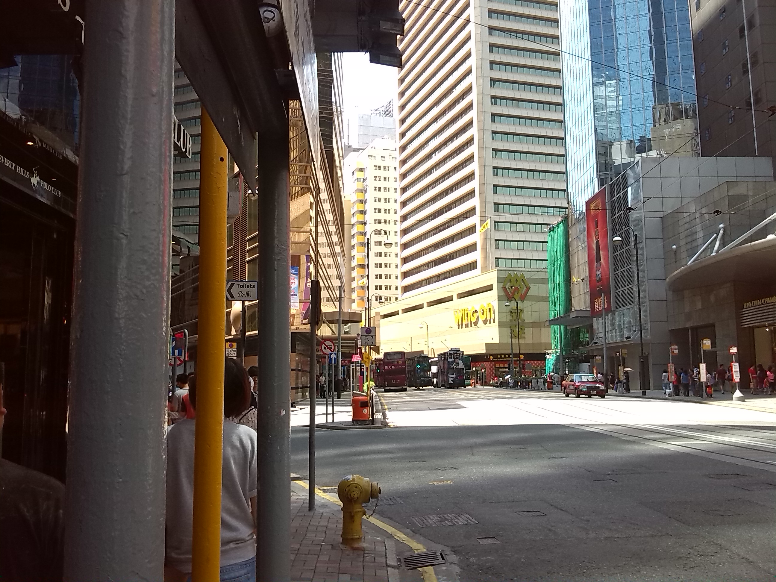 香港九龙实拍,窄窄的街巷上是高高的楼