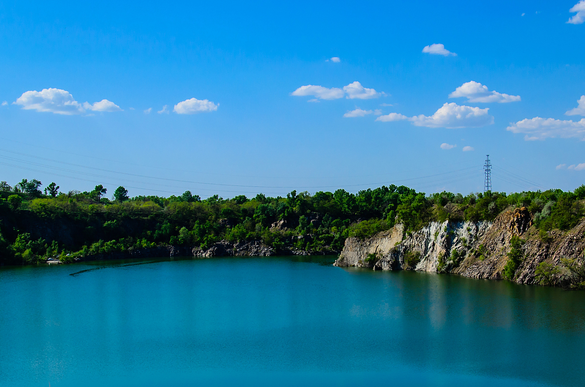 松滋市西南部,地处长江三峡,荆州古城,湖南张家界三个著名旅游区的