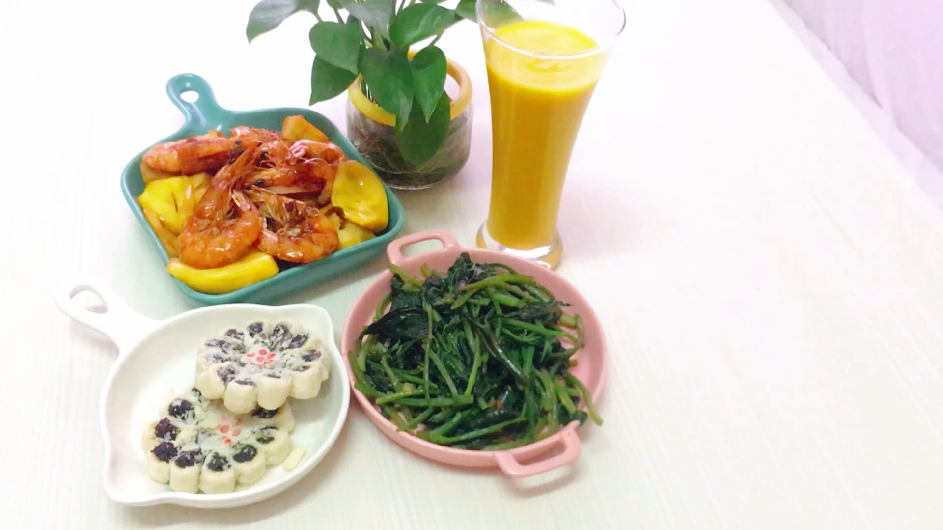 深漂一族,夏天到好喜欢用水果做菜,菠萝蜜香煎大虾,味觉的艳遇