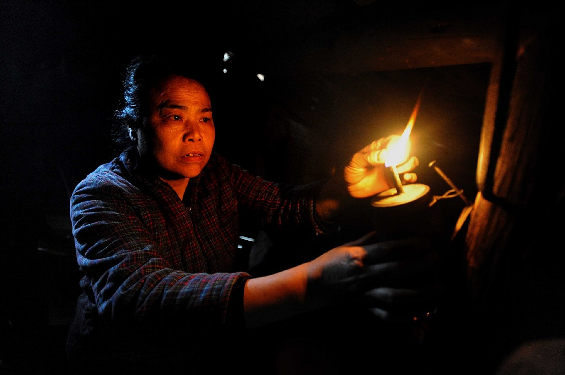 为什么民国时期已经有电了,后来又点了40年煤油灯?