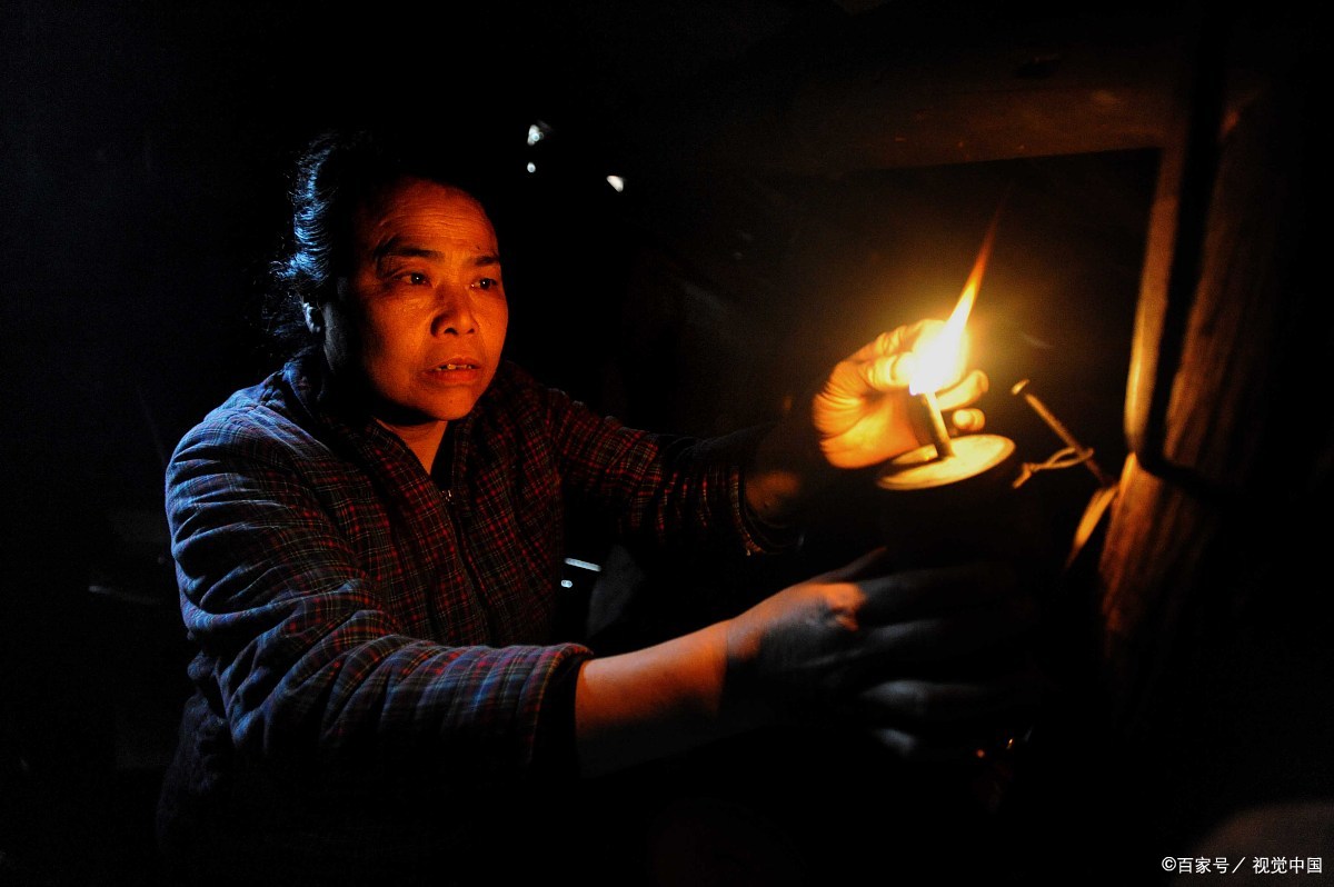 煤油灯下的身影