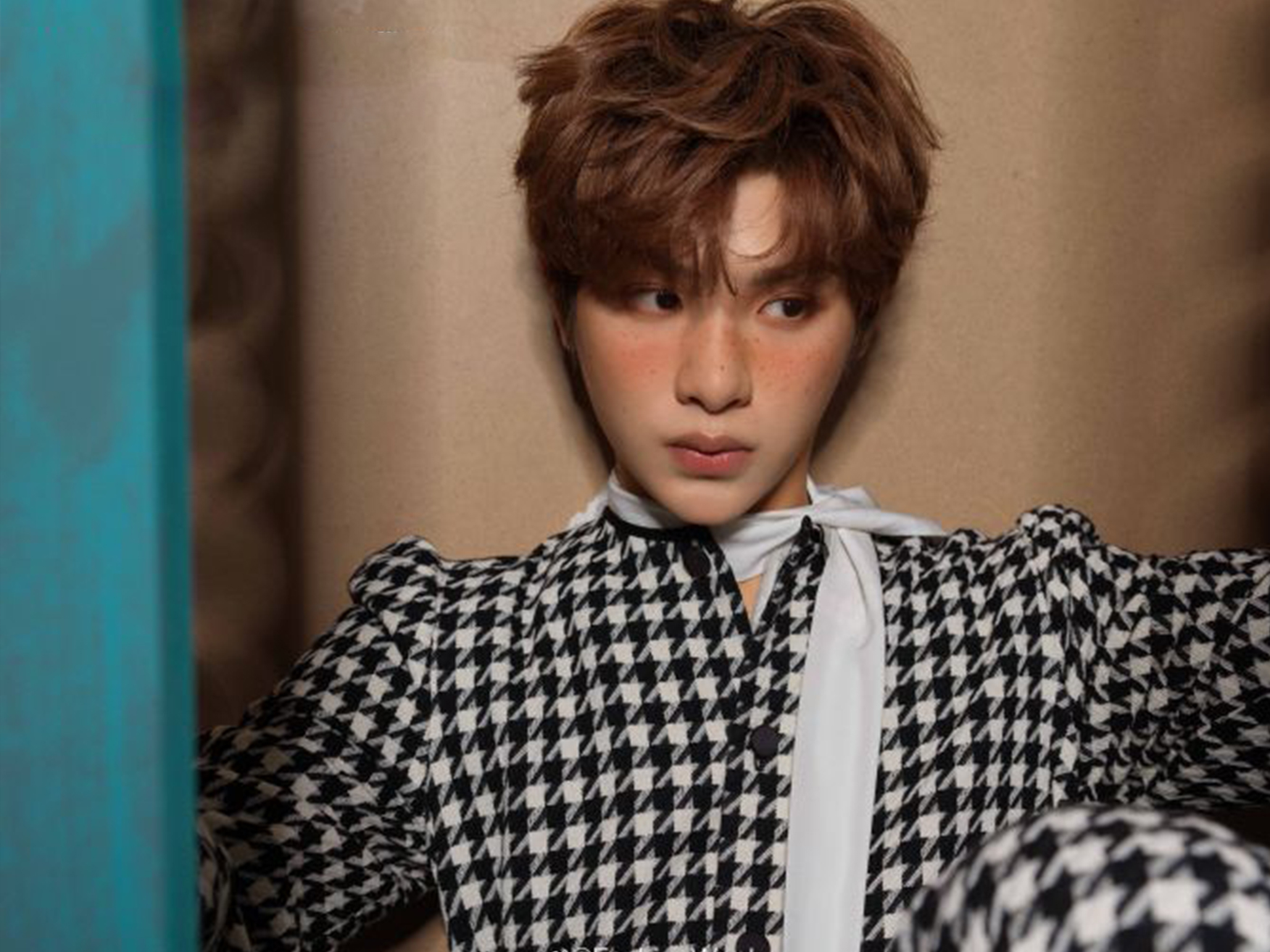 justin黄明昊有颜任性,携雀斑妆登杂志,文艺又帅气!