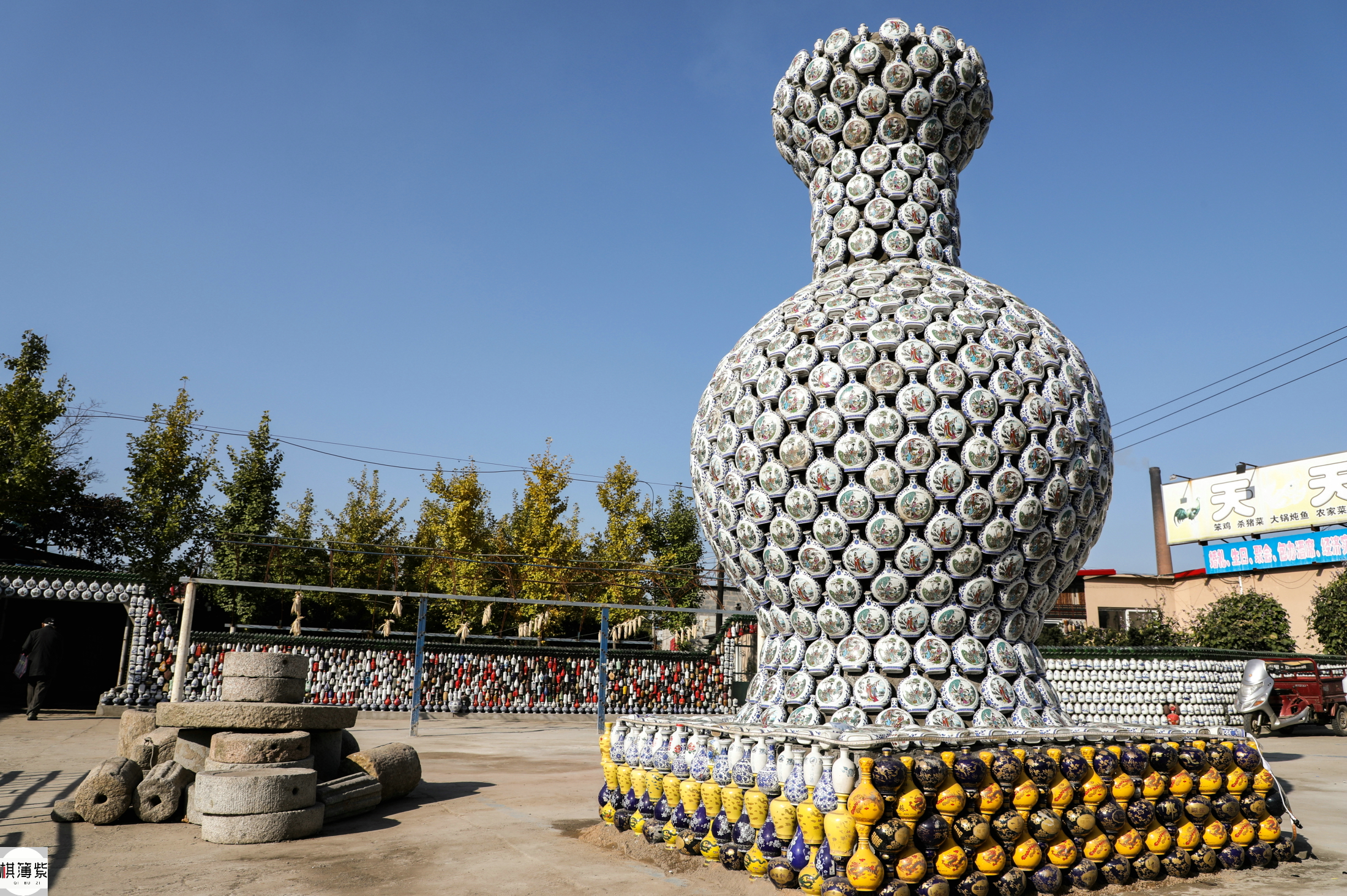 东北大叔1000酒瓶造5米高"千瓶樽" 现古代四大美女