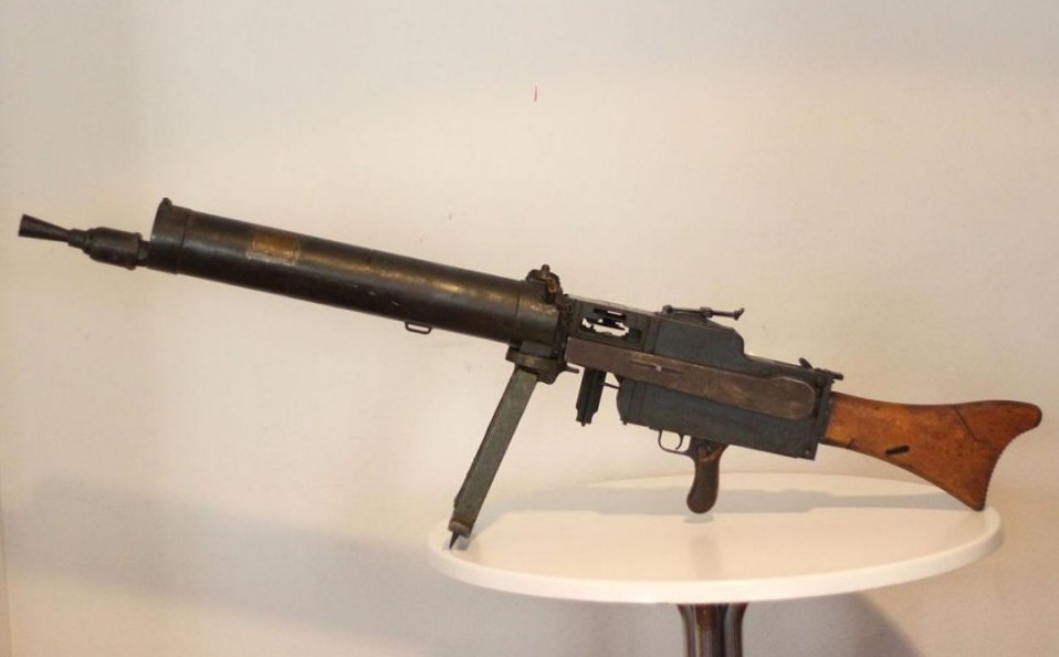 mg08/15取消了mg08的锹把式回旋握把,安装了步枪式枪托,手枪式小握把