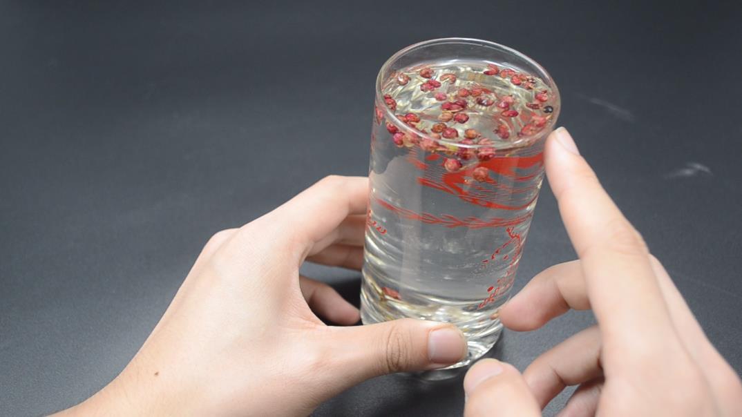 每天都用花椒泡水喝,作用真厉害,解决了很多男人女人的困扰