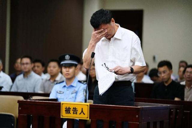 省金融控股公司原党委书记,董事长钱巨炎受贿案一审开庭审理