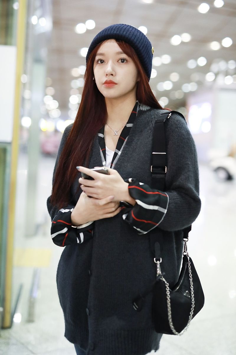 程潇街拍:毛衣外套搭格纹衬衣牛仔阔腿裤prada三合一包袋 温柔精致