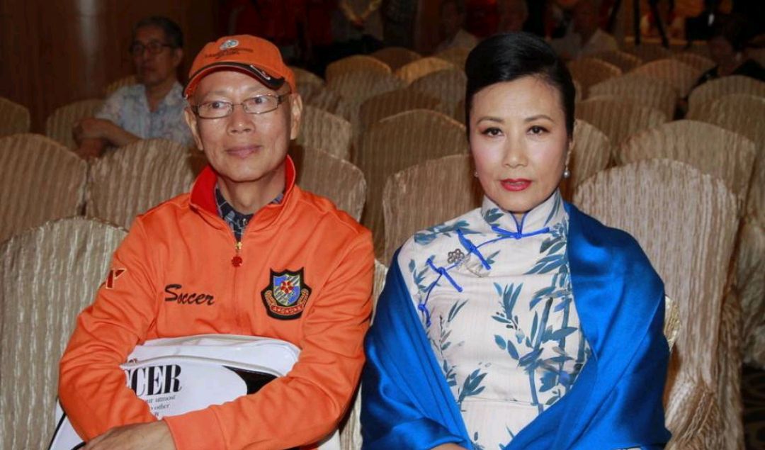 罗家英身体康复出院,在妻子汪明荃陪同下外出,住院期间高烧40度