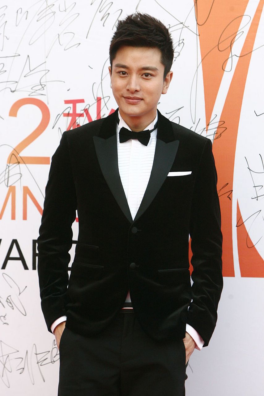 贾乃亮最大的变化就是脸型,之前的下颚线并不流畅,而且下巴偏方,整个