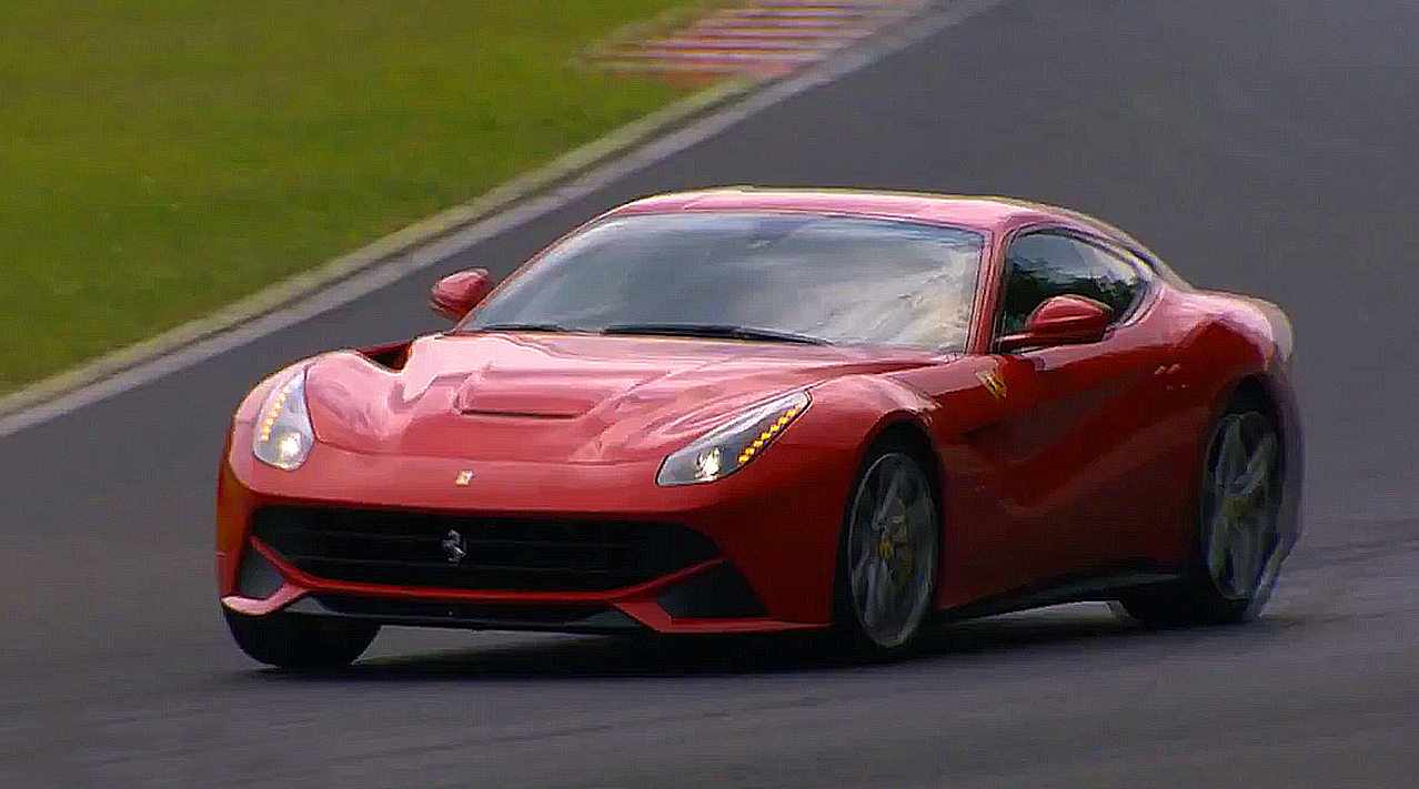 500万法拉利全车土豪金,车尾3个字让人看了想撞上去:嘚瑟啥?