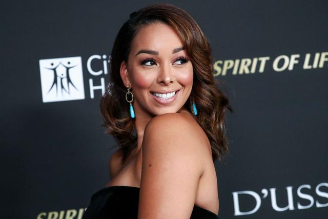 格洛里亚·戈文穿着时尚的黑色低胸现身 大秀好身材