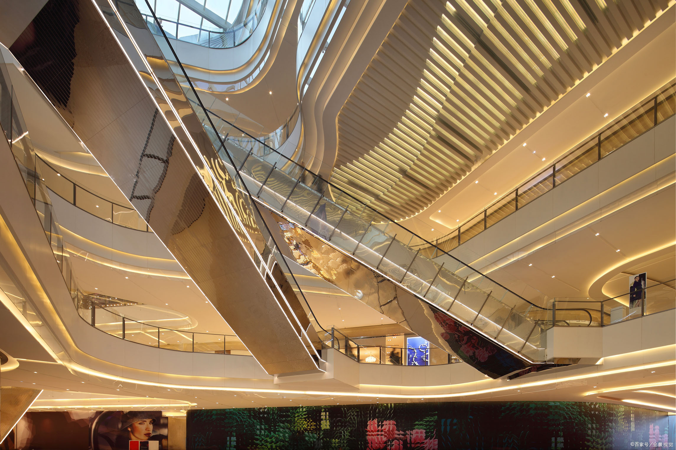 事实上,第一座自动手扶电梯并不是那种可以上上下下的便捷方式,但却是