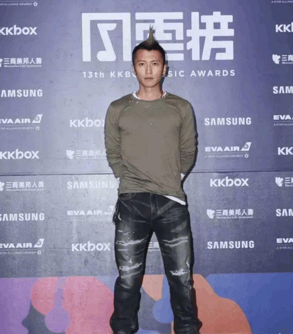 谢霆锋发"鸡冠头"教程,网友:为了造型这么拼,好危险!