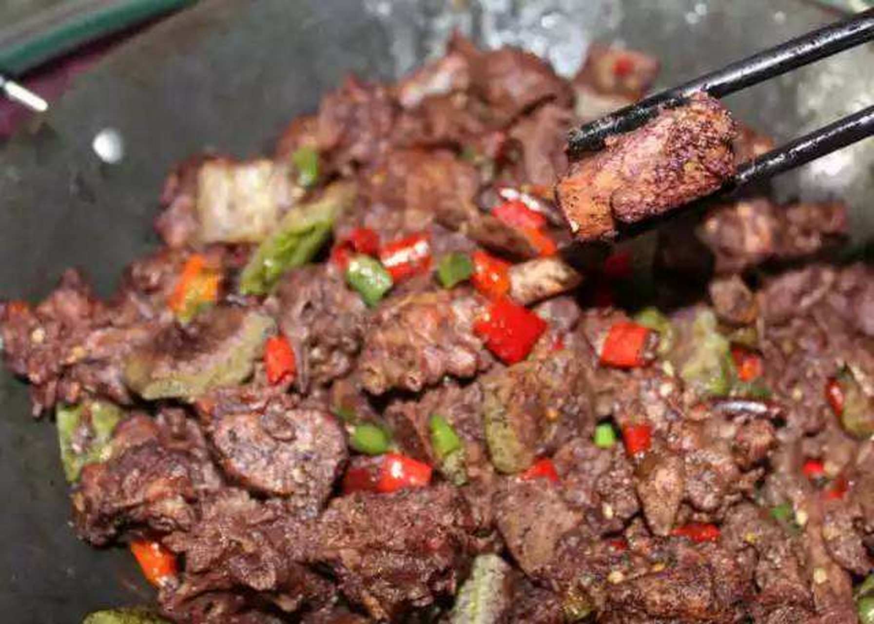 全州醋血鸭是桂林全州的一个汉族特色美食 ,采用盛夏上市的子鸭为原料