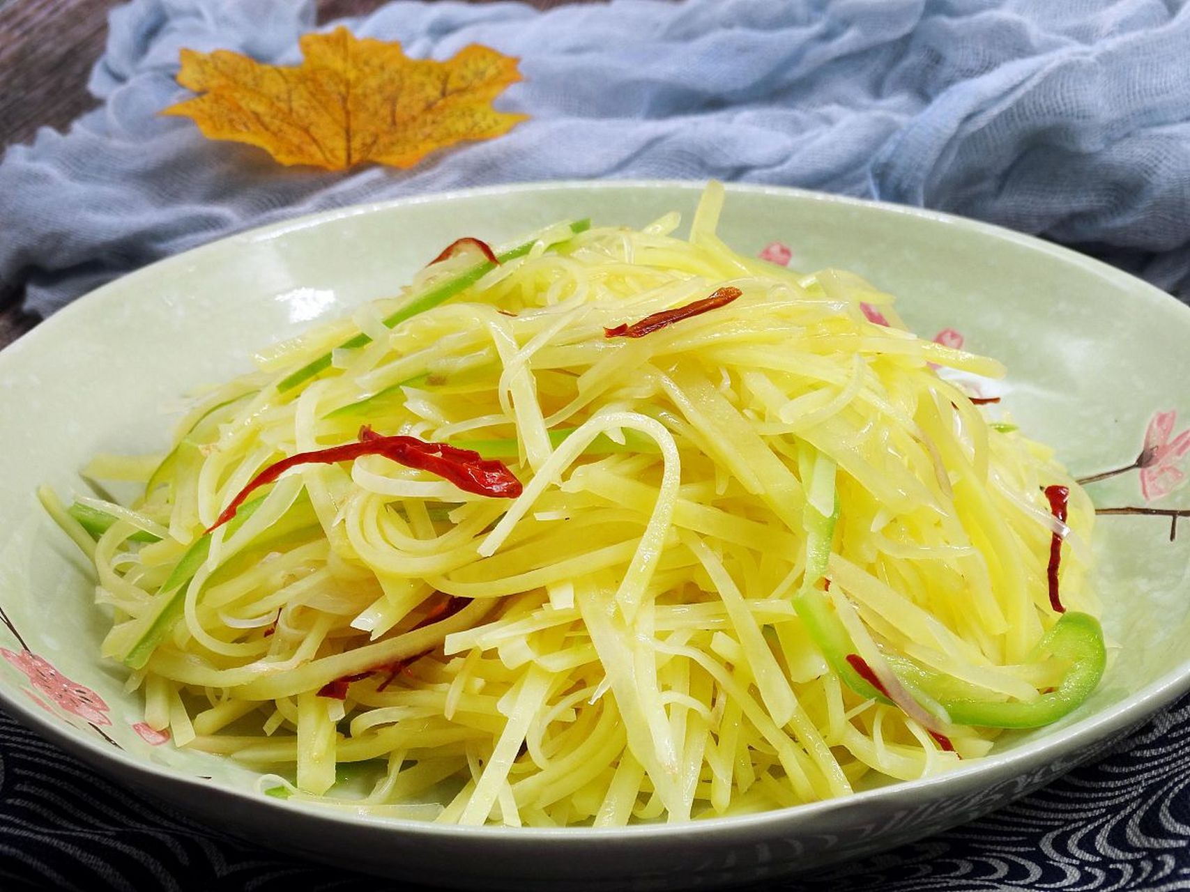 青椒土豆丝是一道非常经典的川菜,它的做法简单易学,口感清爽可口