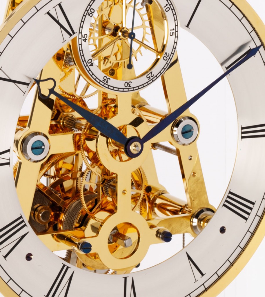 镀银钟面带精致的蓝色时分针,手工打磨和上蜡,处处彰显皇室的不凡