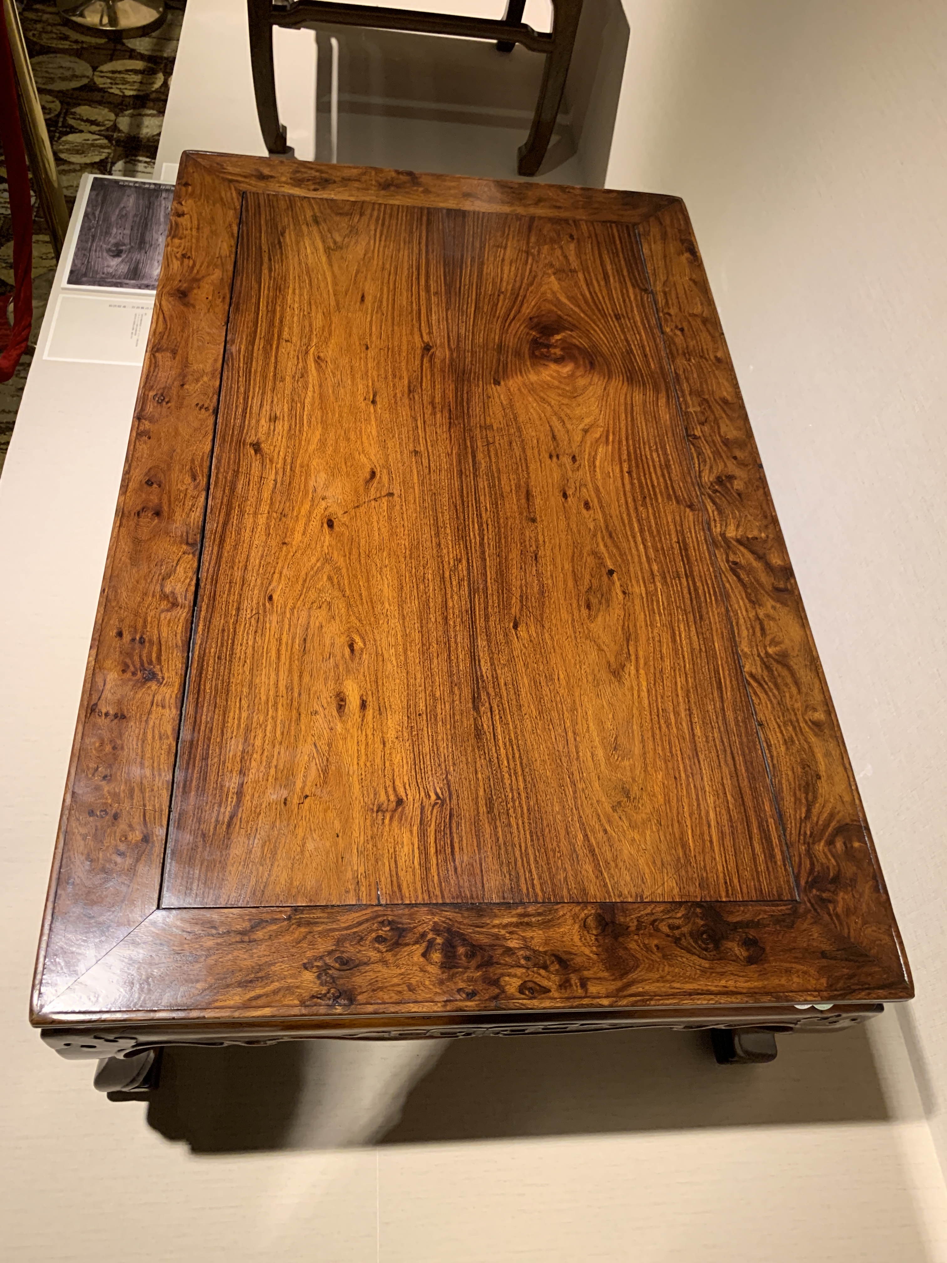 估价同六方半桌,黄花梨三弯腿炕桌92万成交