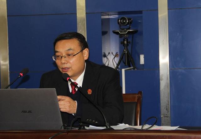 勉县法院副院长张红斌为公安干警进行"扫黑除恶"法律业务培训