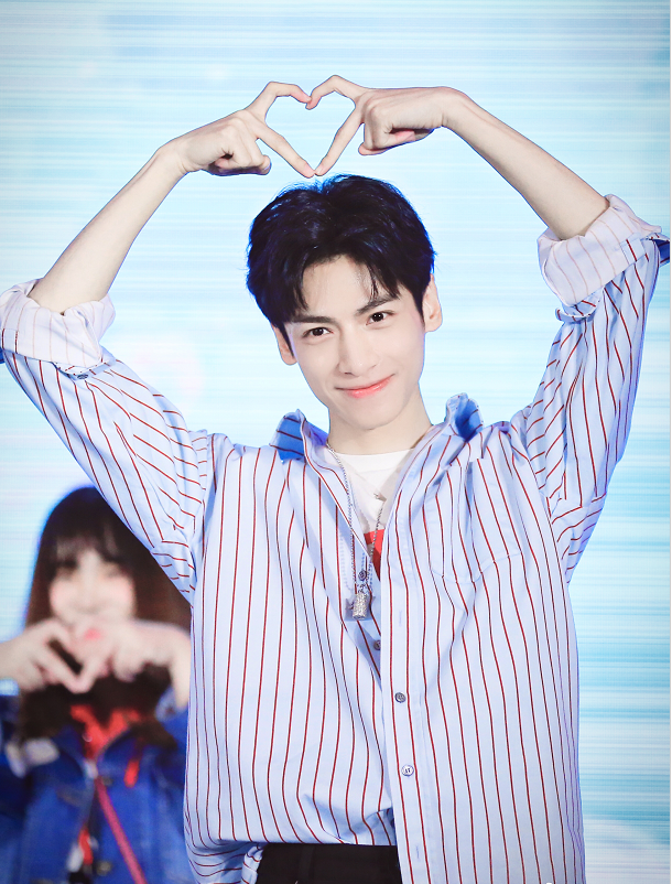 花式比心难倒李易峰,罗云熙正在赶来,网友:手同意了没?