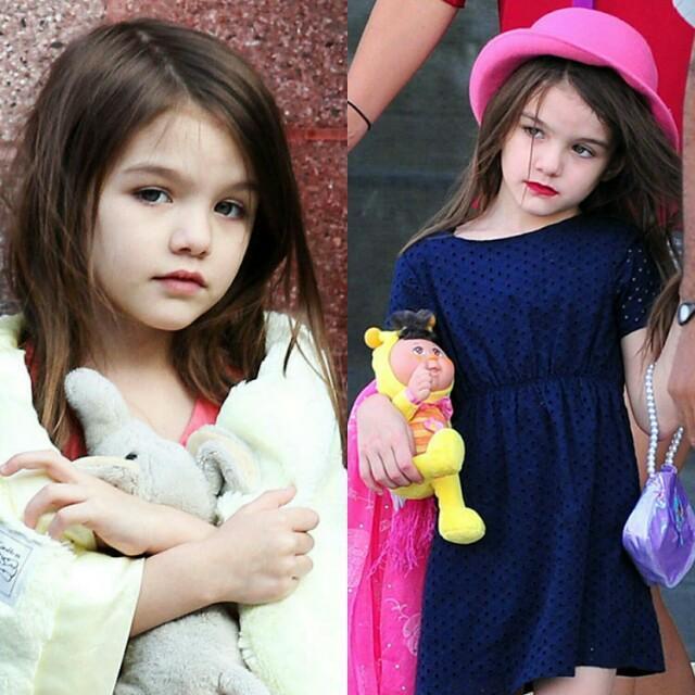 小苏瑞又穿印花裙配毛毛衣,颜色选对美回小时候,气质太像阿汤哥