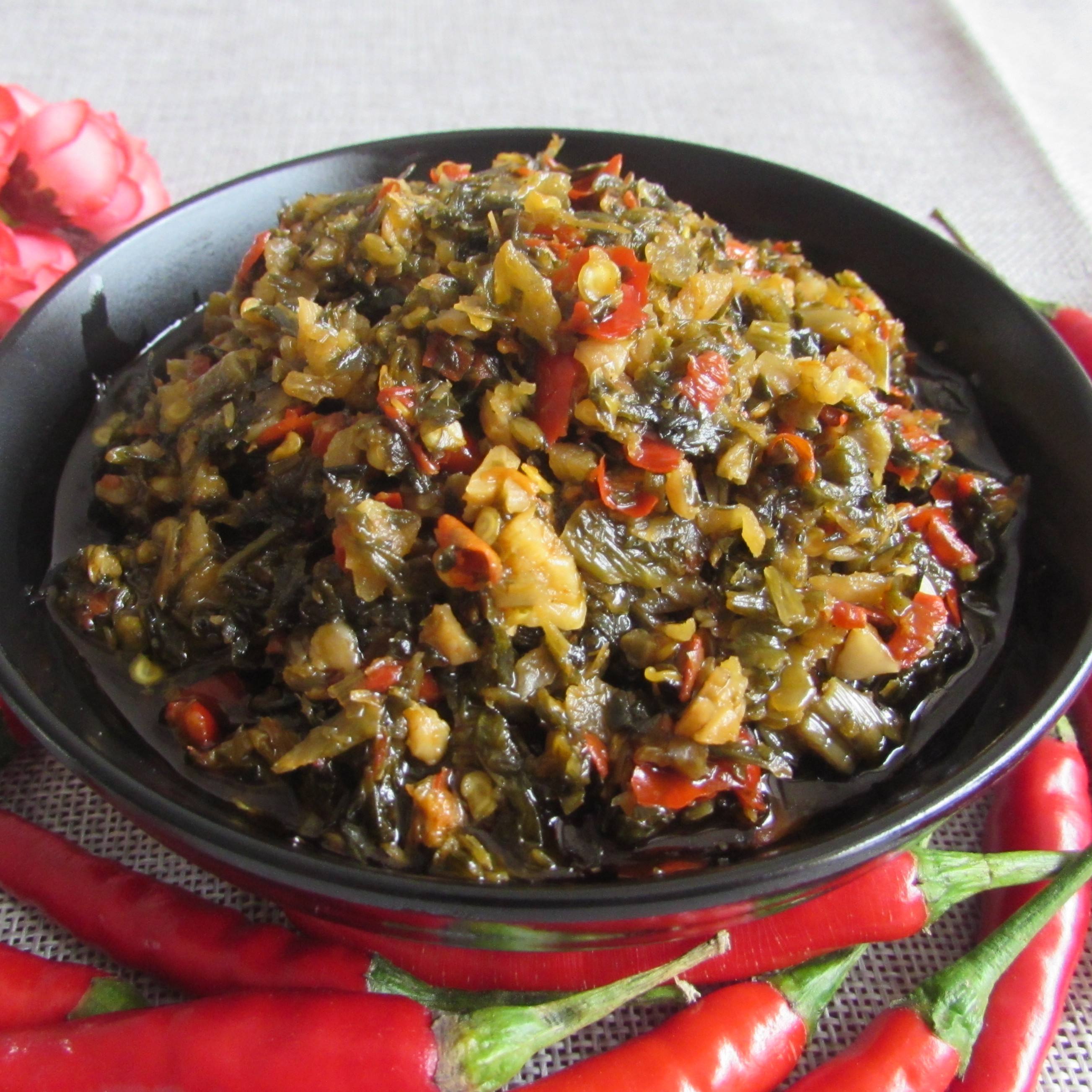 吃不完的腌菜随着温度的升高会自然发酵,腌菜缸里就出现了"烂腌菜盐水