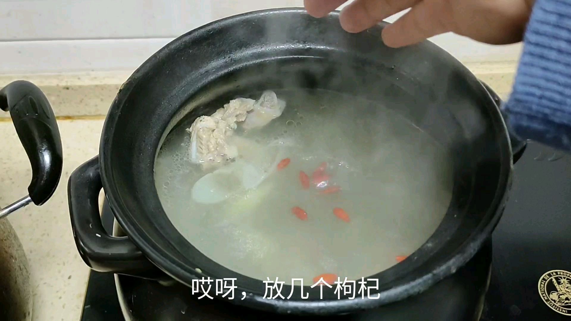 小伙做家常莲藕大骨头汤,营养美味又实惠,老婆喝了直夸好