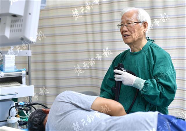 全国著名消化内科专家于皆平教授,86岁还每周上班4天