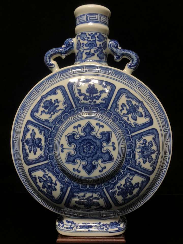 清乾隆青花八宝纹双耳抱月瓶