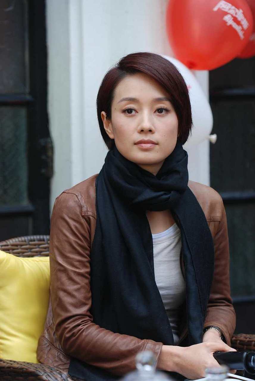 马伊琍聚会室内抽烟你怎么看# 还是多给明星一些生活空间吧.