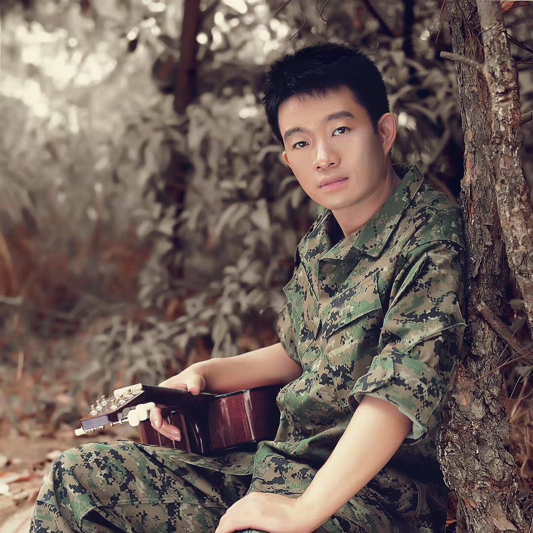 军营民谣领军歌手小曾,陪伴咱当兵的人30年,如今晋升大校军衔