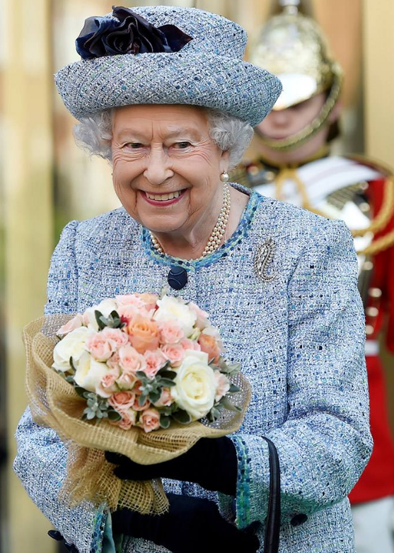 英国女王站在花丛中开心像个孩子,却被"东方旗袍"吸引住了