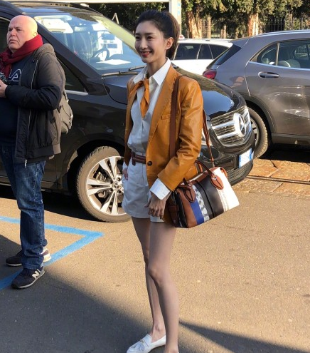 江疏影秀美腿大冷天穿短裤,美丽冻人好心疼,是不是穿错衣服了?