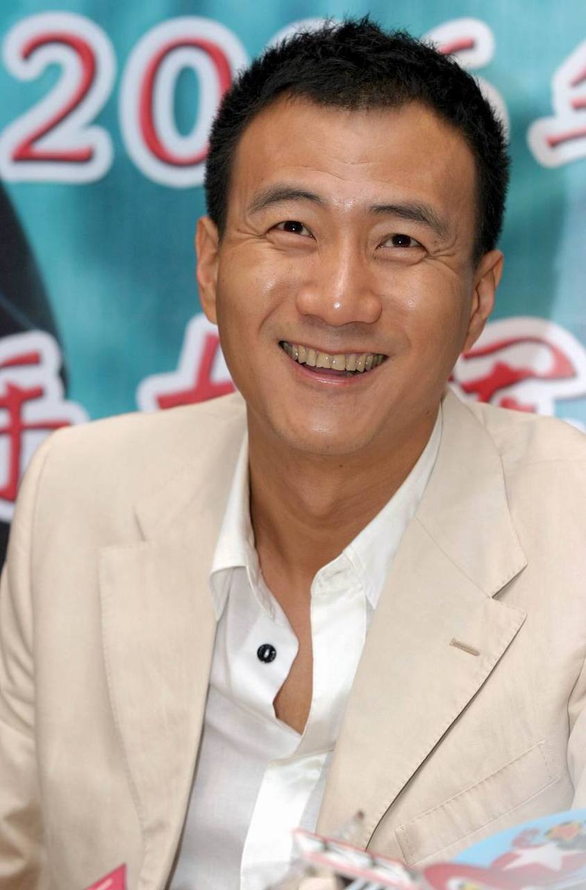 主持人李静,问演员胡军,哎呀,你大伯是歌唱家胡松华啊,你爸妈也肚是