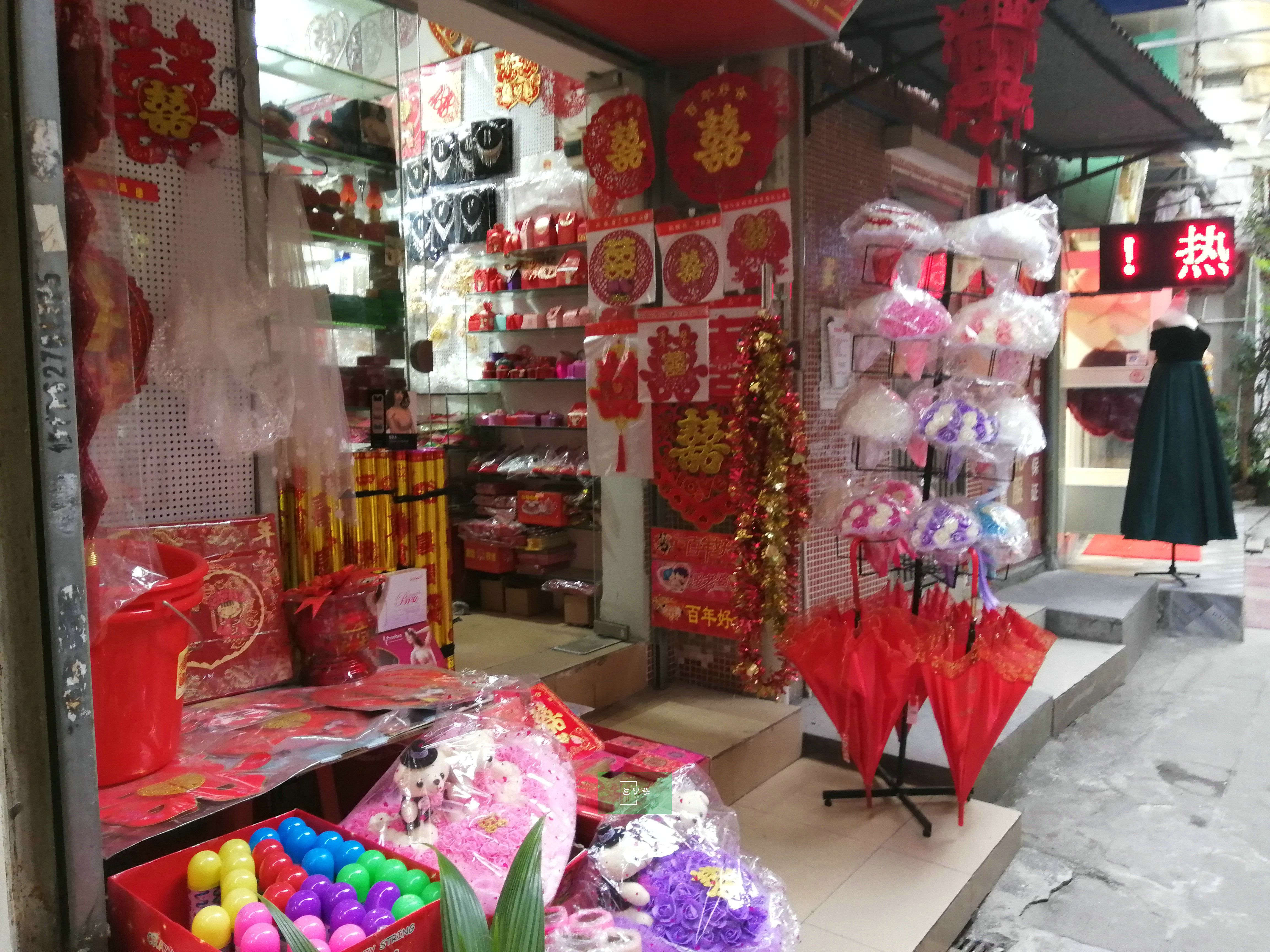 实拍华南最大规模的婚纱一条街旁的老街片区,广州一个