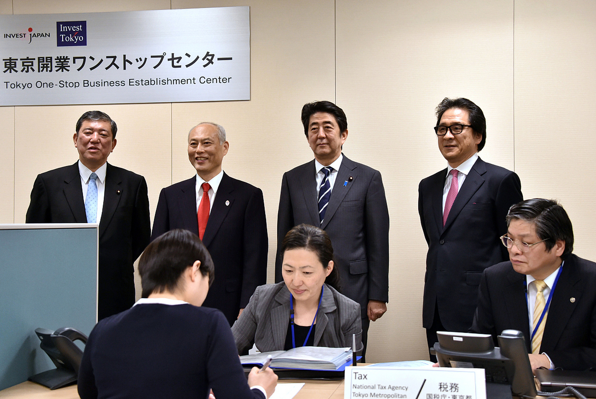 日本公务员工资情况: 1. 乡镇:月薪50万 2. 县城:月薪80万 3.