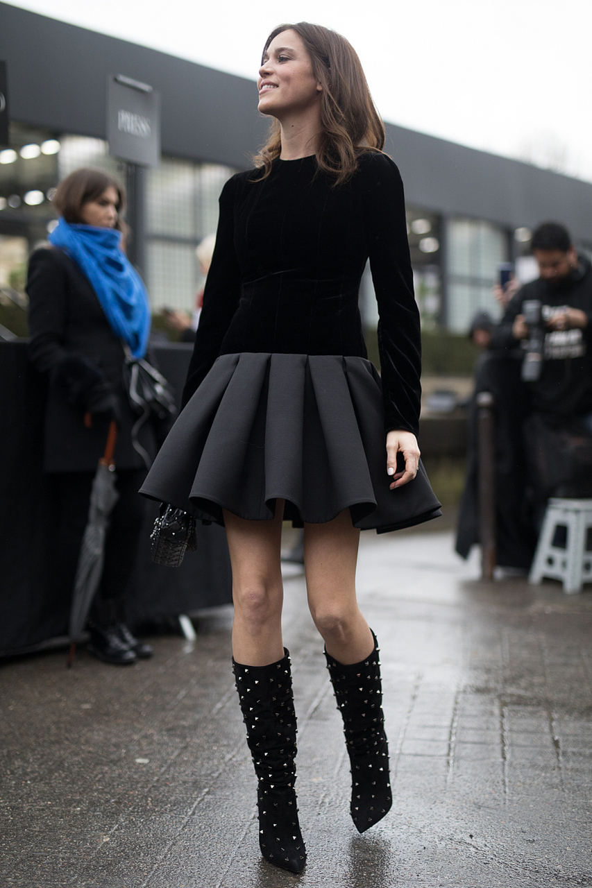 下面,我将从多个角度为大家分享一些关于黑色百褶裙的穿搭经验.