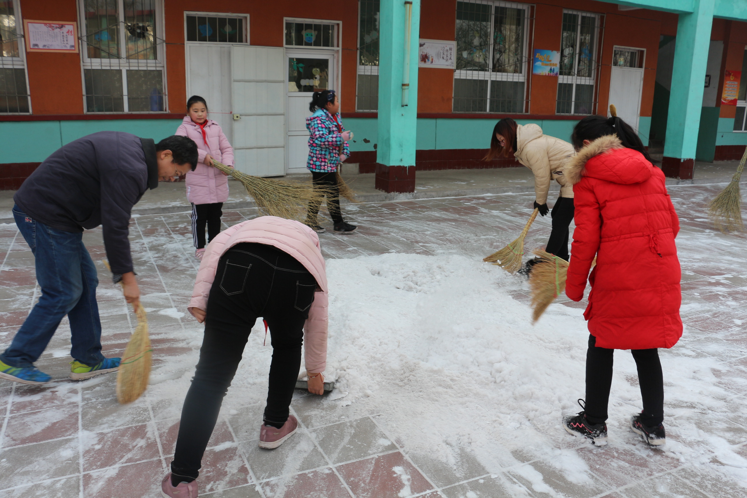 学校扫雪照片图片